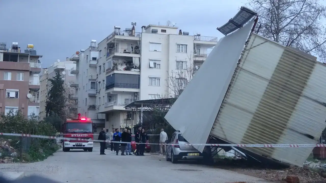 Fırtına ve Hortum Seraları Yıktı, Yollar Göle Döndü 3